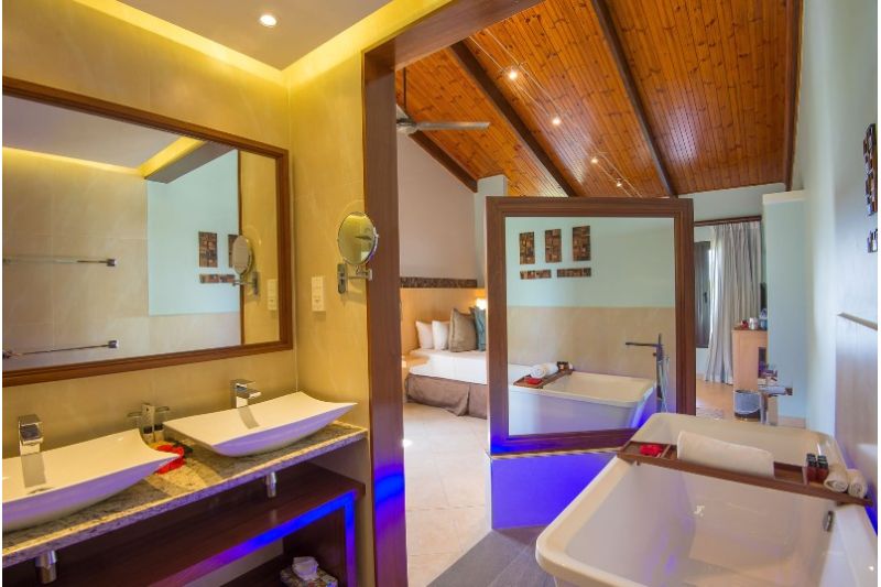 COCO DE MER & BLACK PARROT SUITES